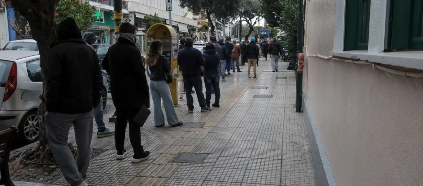 Μεγάλες ουρές για rapid test ή PCR σε φαρμακεία και κέντρα υγείας